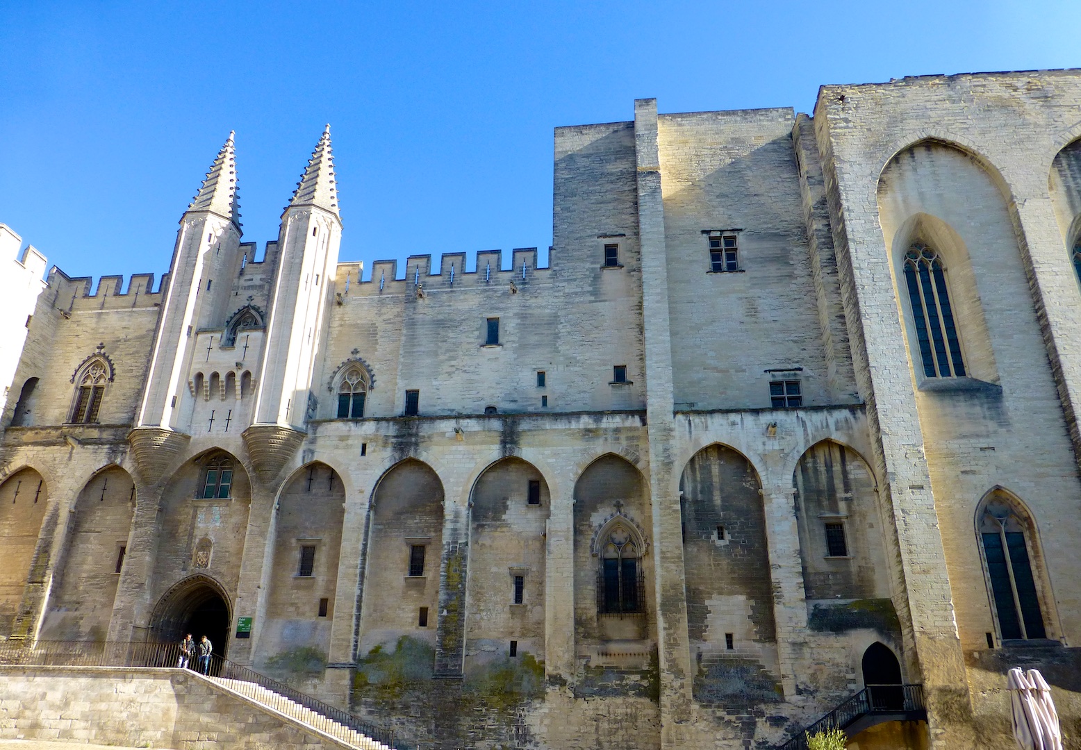 Plan your stay in Lourmarin, visit Palais des Papes, Avignon, Vaucluse, Provence, France