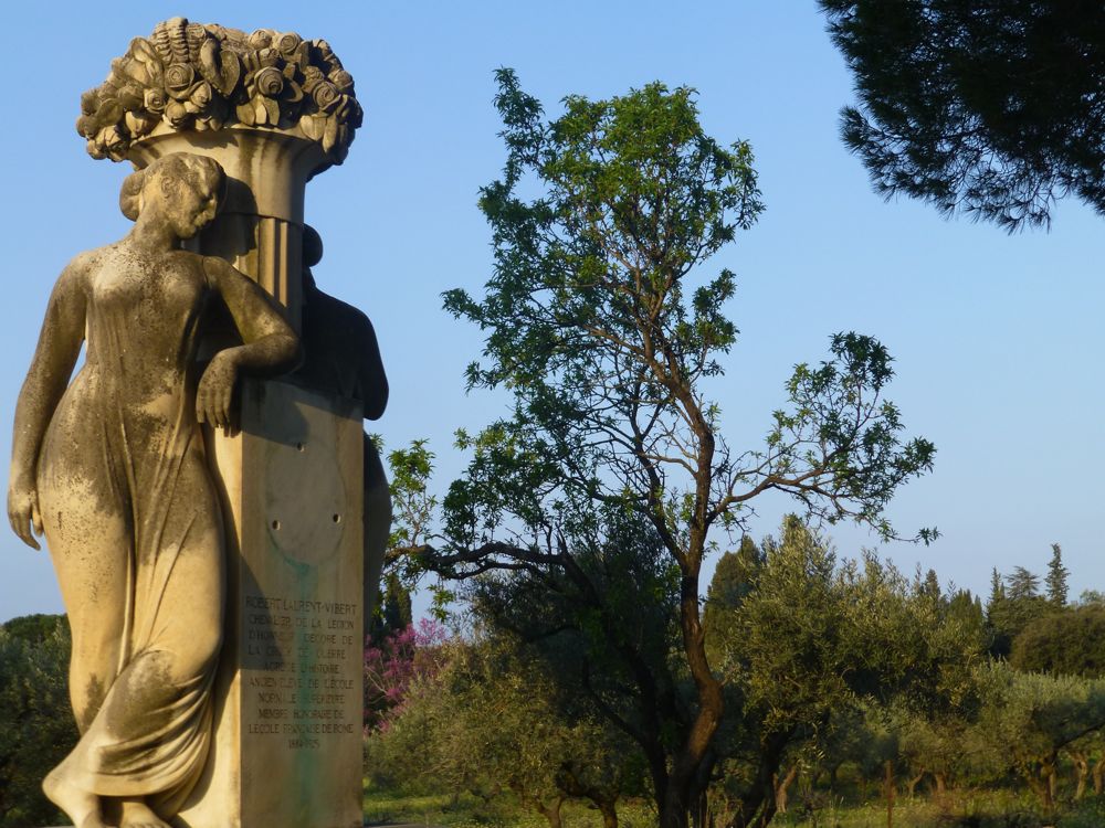 Statue in Lourmarin