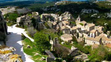 Plan a visit to Lourmarin, visit Les Baux de Provence