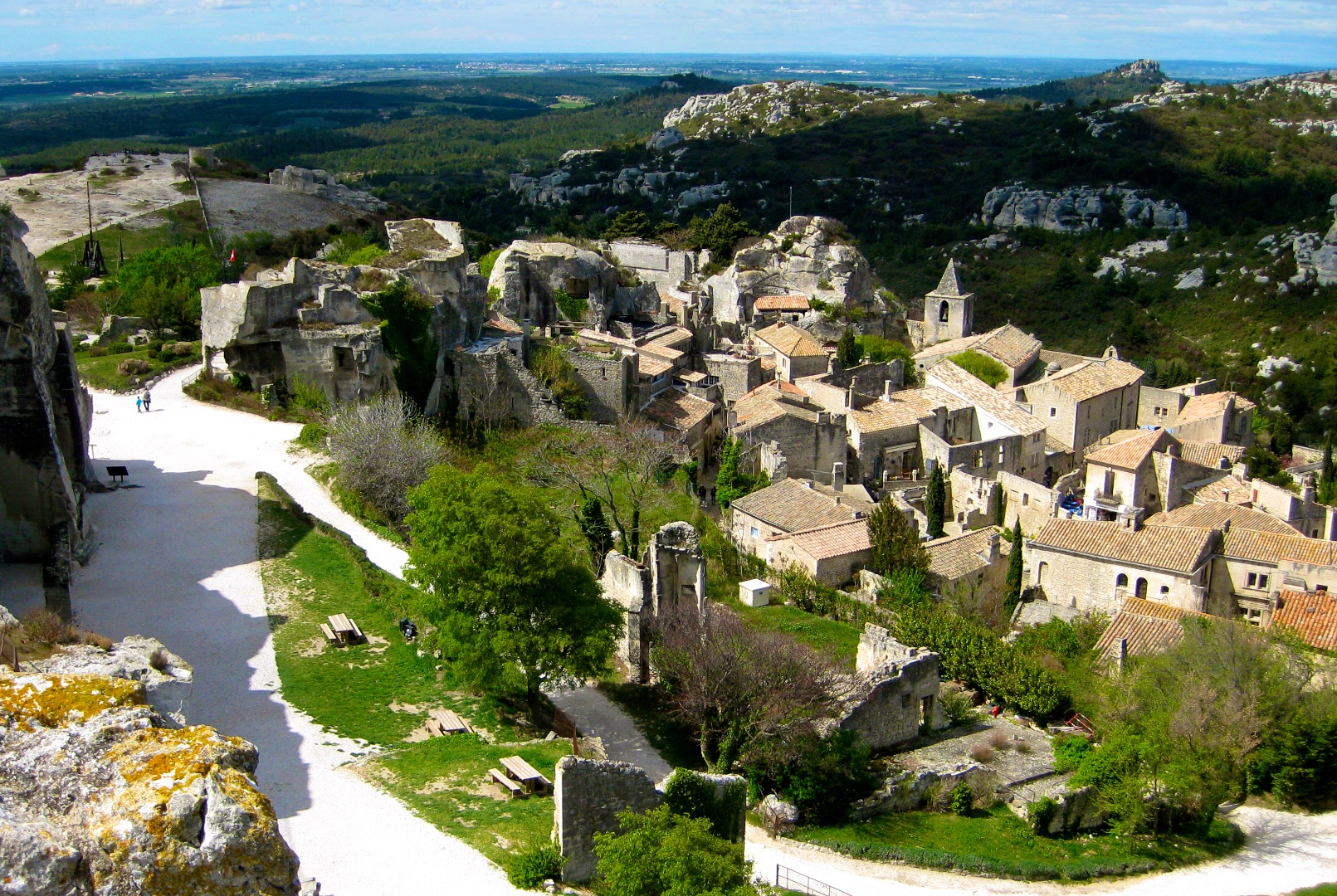 Plan a visit to Lourmarin, visit Les Baux de Provence