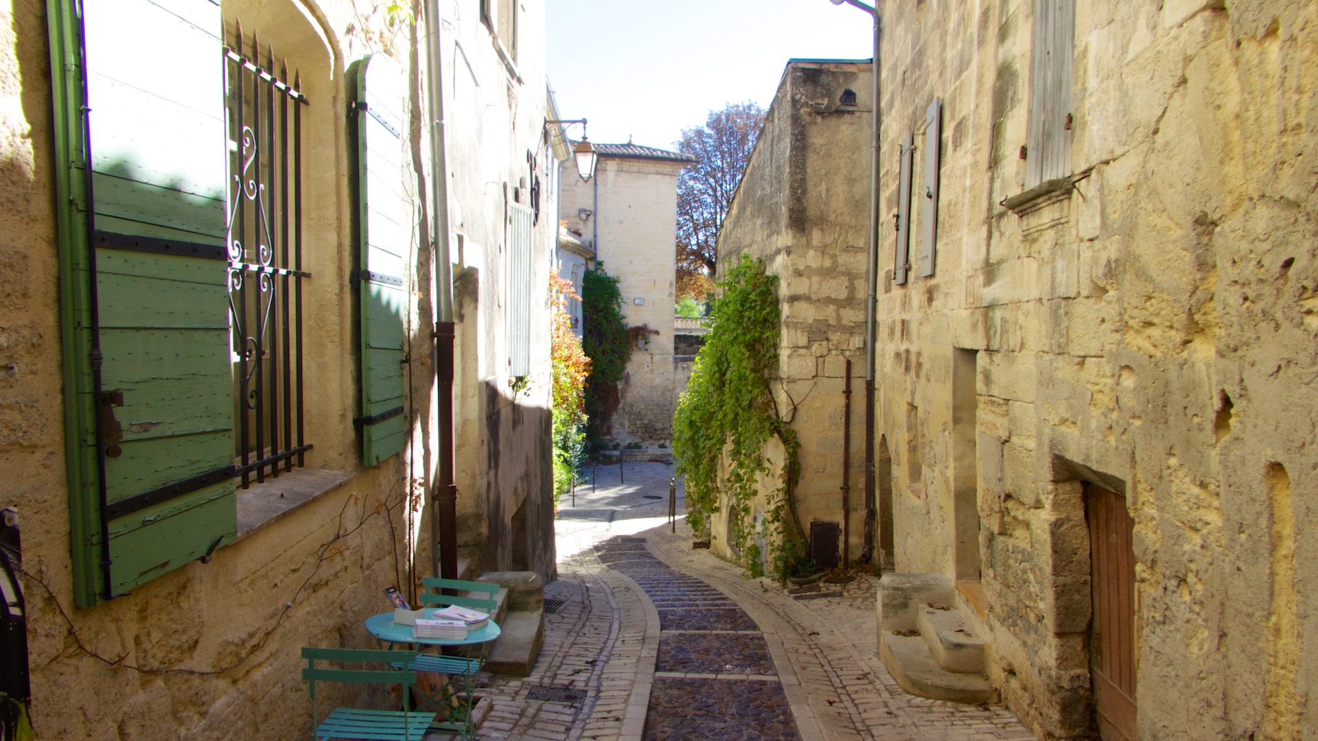 A video glimpse into Uzes along the Streets of Uzes