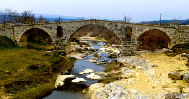 Pont St Julien, Roman Bridge near Bonnieux, Luberon, Vaucluse, Provence, France