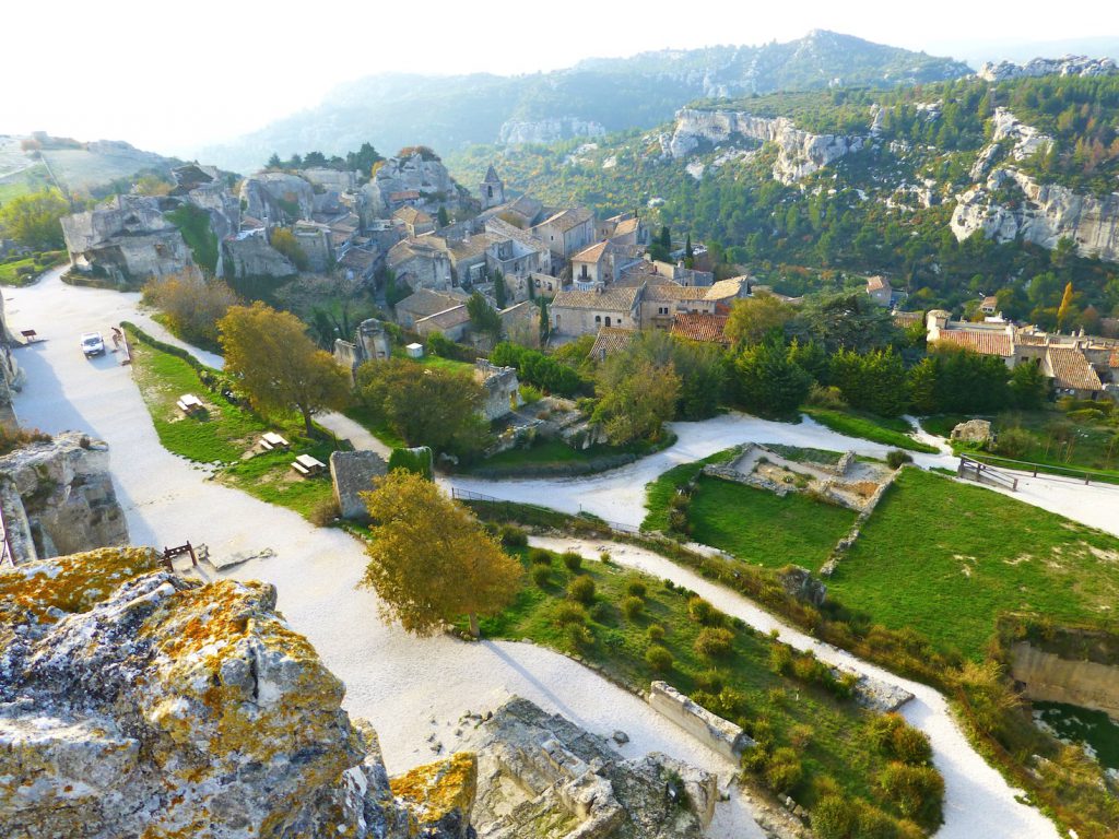 Plan a stay in Lourmarin, visit les-baux-de-Provence