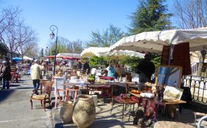 Lourmarin Travel Guide Antiques market in L'Isle-sur-la-Sorgue, Luberon, Vaucluse, Provence, France