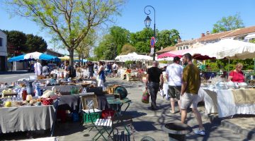 L'Isle-sur-la-Sorgue Sunday antiques market, Luberon, Vaucluse, Provence, France