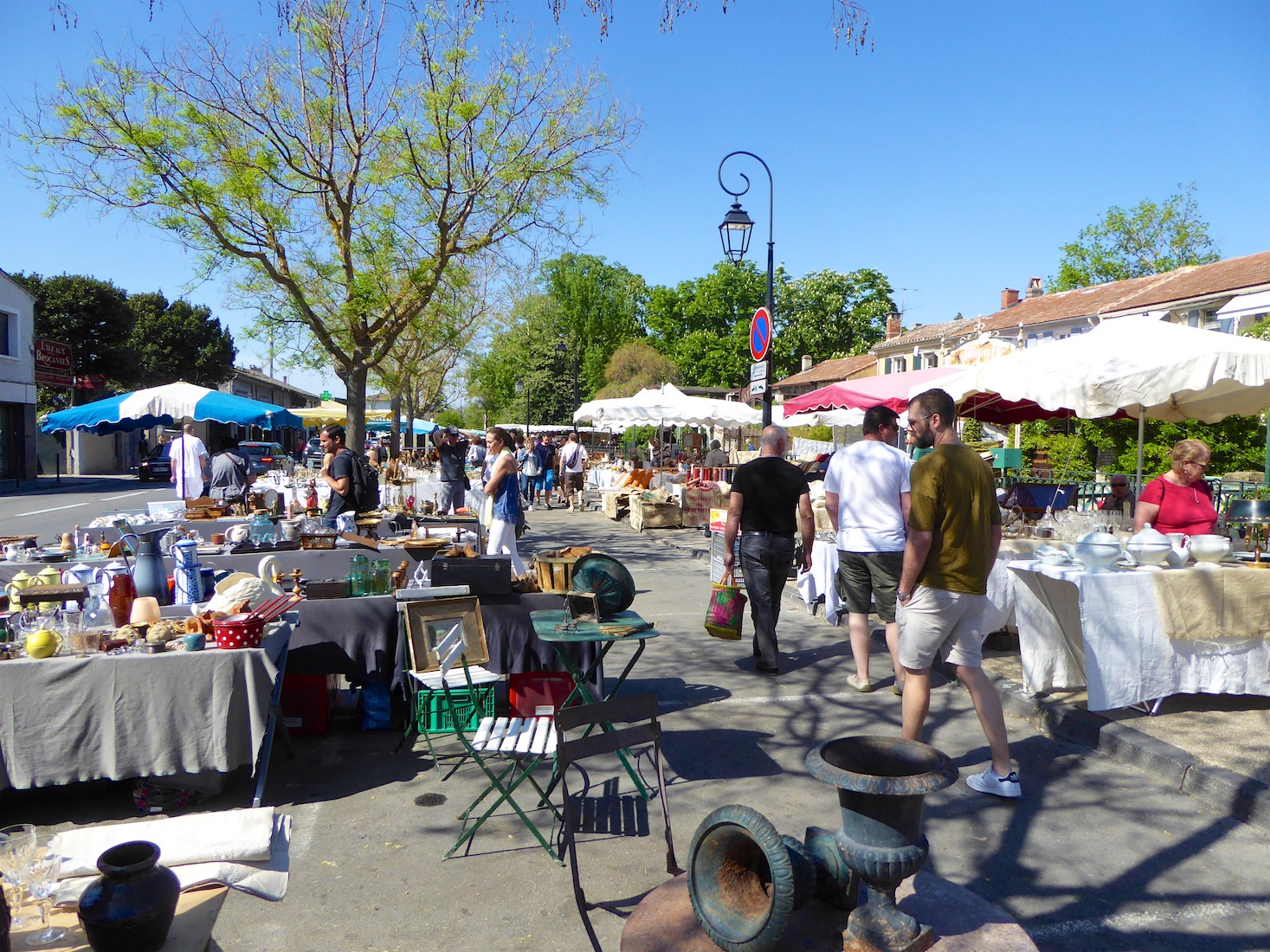 L'Isle-sur-la-Sorgue Sunday antiques market, Luberon, Vaucluse, Provence, France