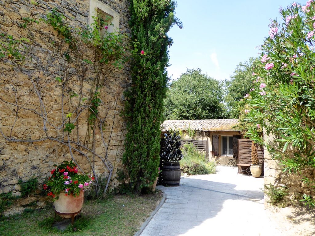 Entrance to L' Auberge la fenière, Lourmarin, Luberon Vaucluse, Luberon, Provence, France