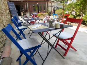 Patio at L'Auberge la fenière, Lourmarin, Luberon, Vaucluse, Provence, France