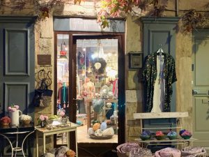 Christmas lights at the Lourmarin shops