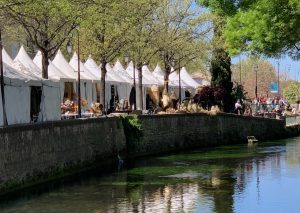L'Isle-sur-la-Sorgue April Antique Market, Luberon, Vaucluse, Provence, France