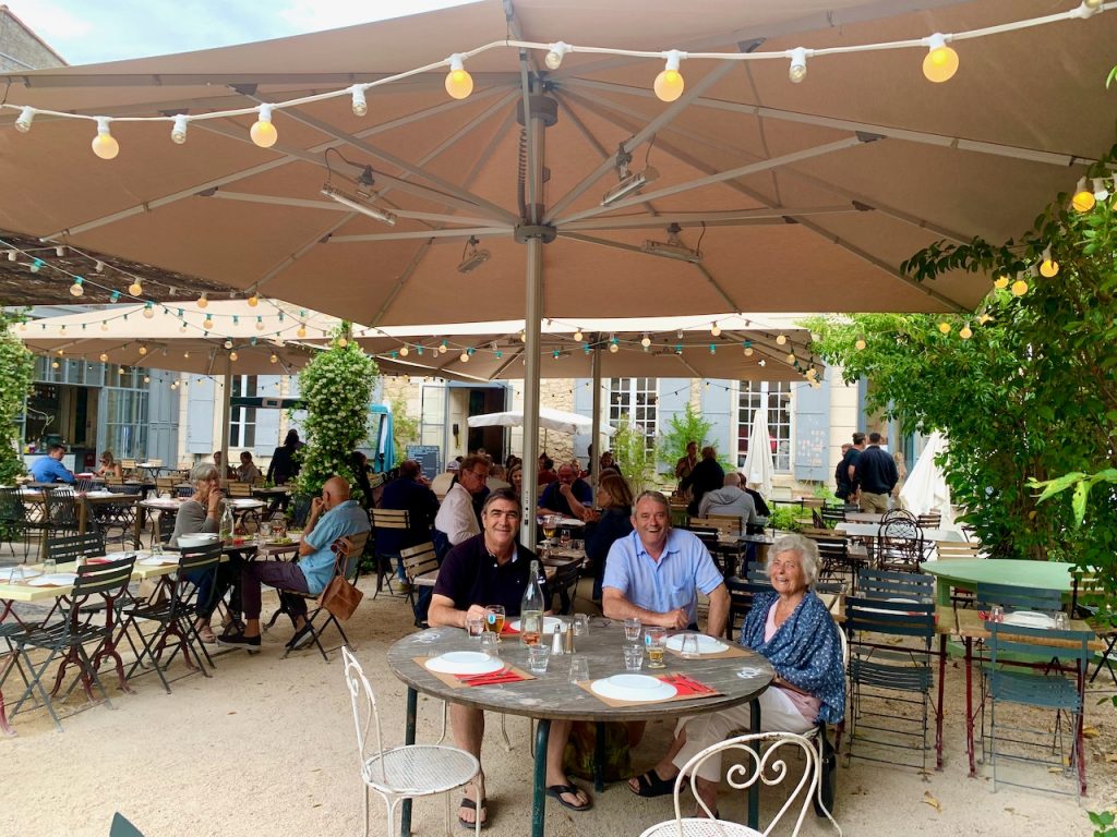 Terrace dining at Bistrot les Pieds dans L'Eau, St-Remy-de-Provence, Bouches-du-Rhône, France