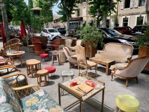 Patio on the street at Bistrot les Pieds dans L'Eau, St-Remy-de-Provence, Bouches-du-Rhône, France