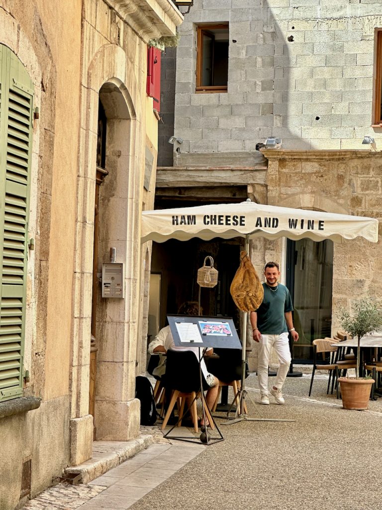 Tourists in Moustiers-Sainte-Marie, Parc Naturel Régional du Verdon, Provence, France