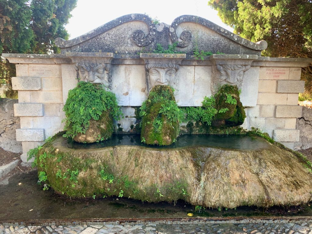 Fontaine aux trois Masques, Lourmarin, Luberon, Vaucluse, Provence, France