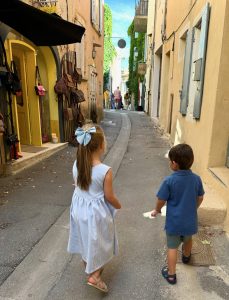 Shopping in Lourmarin, Luberon, Vaucluse, Provence, France