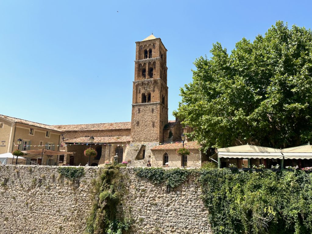 he church in Moustiers-Sainte-Marie, Parc Naturel Régional du Verdon, Alpes de Haute Provence, Provence, France