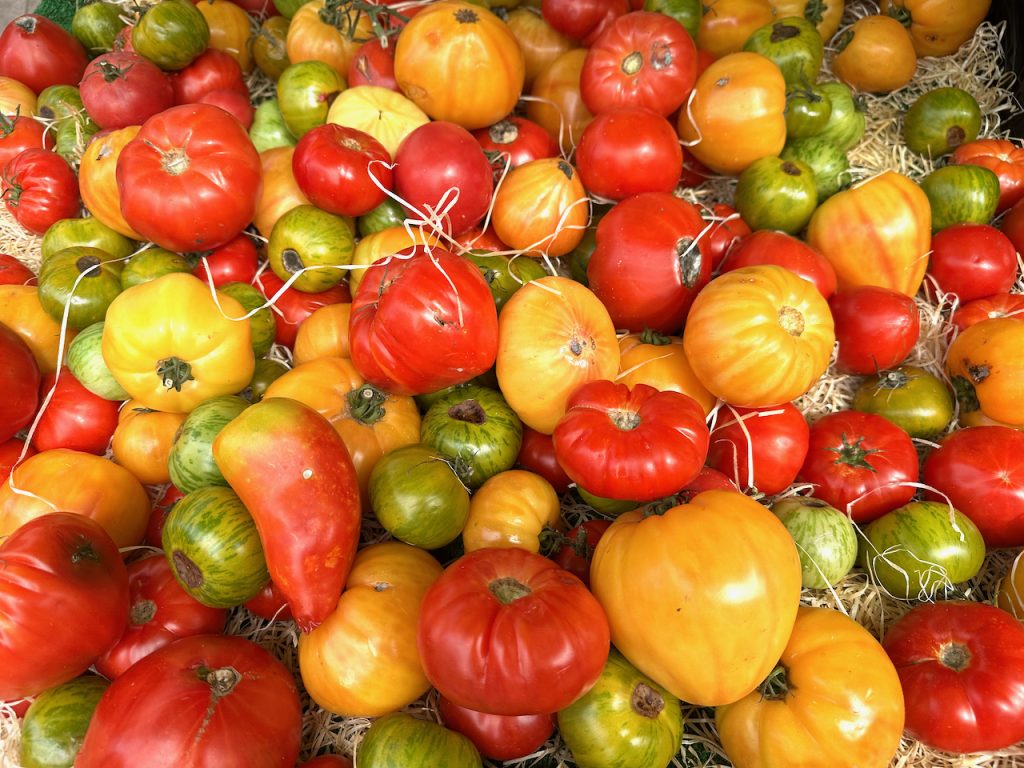 Tomatoes for sale in Lourmarin Market, Lourmarin, Luberon, Vaucluse, Provence, France