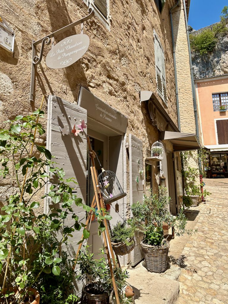 Shops in Moustiers-Sainte-Marie, Parc Naturel Régional du Verdon, Provence, France