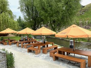 Outdoor dining by the stream ar Ayrburn Winery