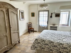Bedroom 2 with ensuite bathroom in our Lourmarin village house for rent