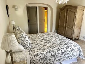 Bedroom 2 with ensuite bathroom in our Lourmarin village house for rent