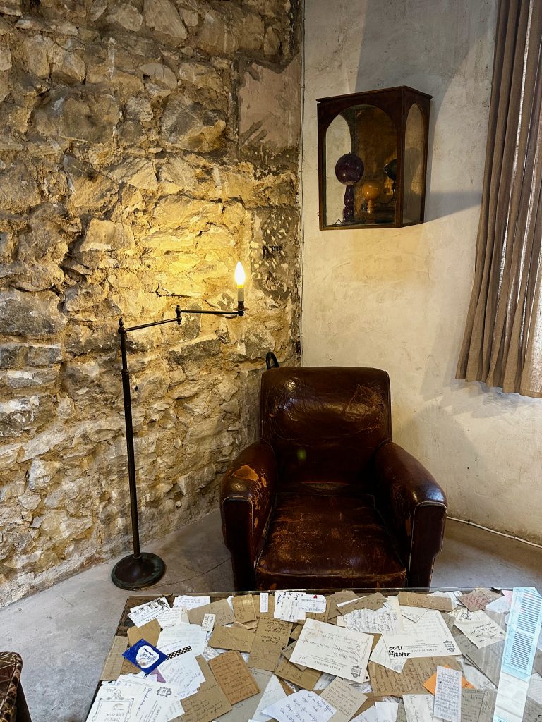 The table of the little notes in the Maison Empereur, Marseille